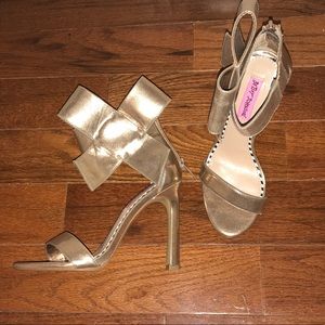 Betsy Johnson Gold Bow Sandal